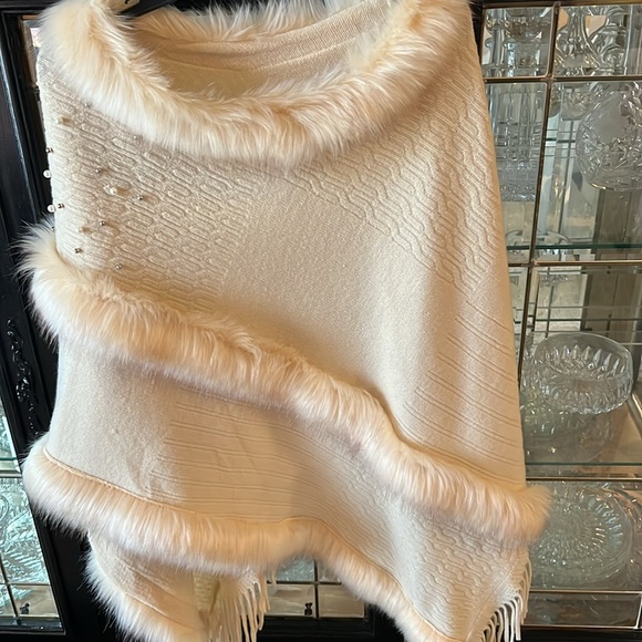 Butter cream shawl w/faux fur and pearls size L/Xl - Picture 5 of 7